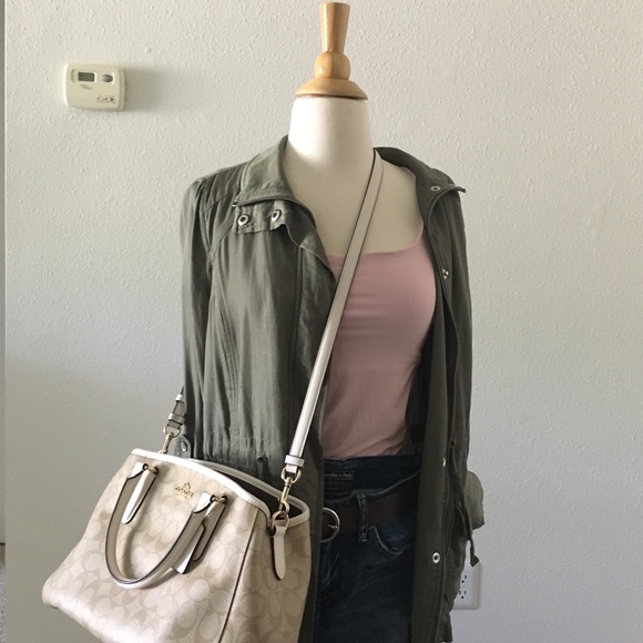 Authentic Coach Handbag with strap - Picture 4 of 8